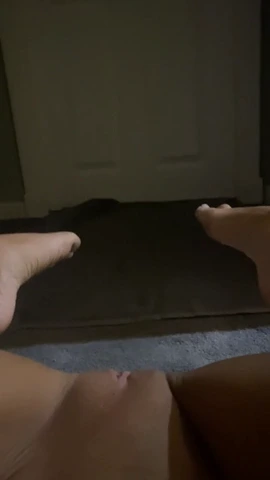 Probudilo mě slyšet divný zvuky. Otevřela jsem dveře a čekala mě nečekaná scéna. Rodiče se začali mazlit, byli nadržený, ale zároveň nervózní. Poslouchali, prsty klouzaly, až to nakonec vyvrcholilo pořádnou dávkou, která překonala očekávání.